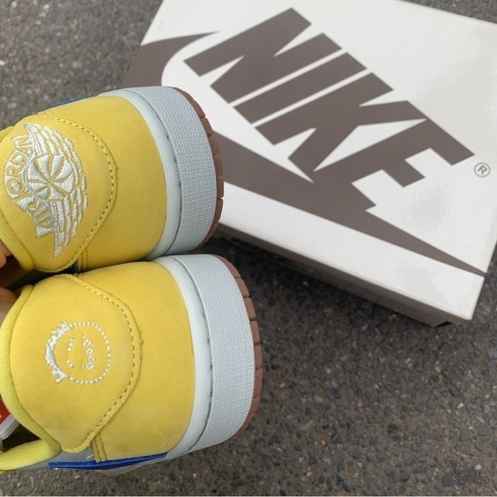 Nike Jordan 1 Retro Low OG x Travis Scott Canary - Picture 4 of 5